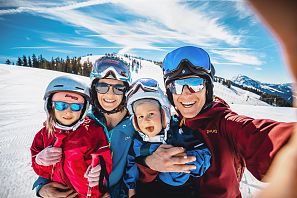 familien-in-der-skiwelt-wilder-kaiser-brixentalskiweltwilderkaiser-brixentalimathaeusgartnerjpg