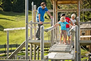 kinder-klettern-spielend-in-der-erlebniswelt-filzalmseeMirja Geh  Eye 5