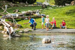 steinehuepfen-am-filzalmsee-in-brixen-im-thale_Mirja Geh Eye 5