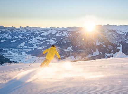 skifahren-sonnenaufgang-skiwelt